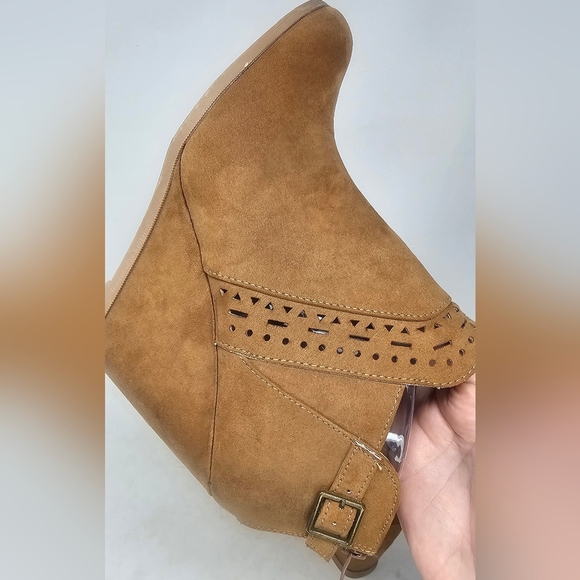 Maurices Women's Daisey Perforated Wedge Ankle Zip Bootie Tan Faux Suede Size 11 - Picture 5 of 14